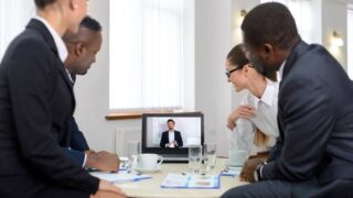 テレワークと出社組が混在する「まだらWeb会議」、対等な環境を構築するコツ