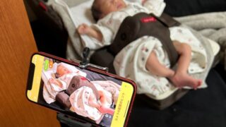 新米お父さん、古いスマホで別室の赤ちゃんを見守り。用事もできてひと安心【ITお父さんのバタバタ子育て日記】