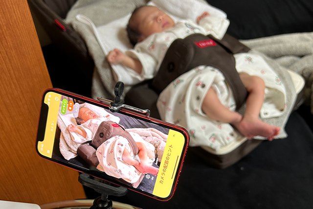 新米お父さん、古いスマホで別室の赤ちゃんを見守り。用事もできてひと安心【ITお父さんのバタバタ子育て日記】