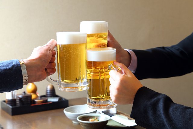 今日は無礼講の真意は？ 昭和生まれの人と新入社員がお酒を飲む際の注意点