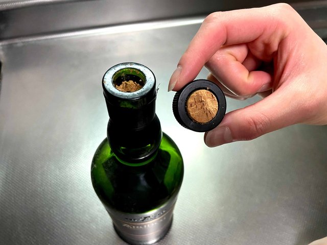 ウイスキーやワインのコルクが劣化していたときの開け方