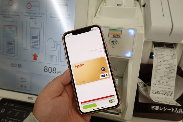 VisaがApple Payに対応！　コンビニの会計時にiPhoneをタッチして楽天カードのVisa払いが可能になった