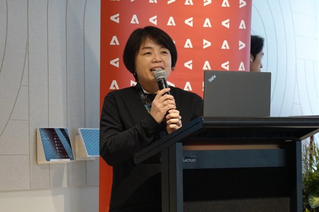 生成AIでスーツ姿へ クリエイティブな就活を実現する「Adobe Business Hack」